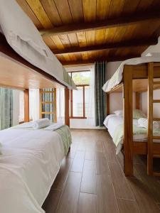 Un pat sau paturi într-o cameră la SUMAK House +20 fotografii