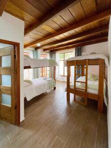 En eller flere senge i et værelse på SUMAK House