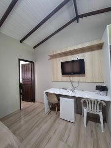 TV a/nebo společenská místnost v ubytování Recanto Carvalho - Suíte 8