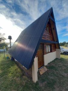 QuehuéLa Morena的一座屋顶上设有太阳能屋顶的小房子