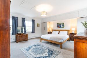 En eller flere senge i et værelse på Central Stamford Apartment - Very Spacious