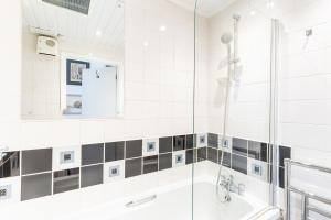 Et badeværelse på Central Stamford Apartment - Very Spacious + 13 billeder