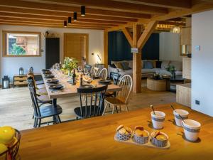 een lange tafel in een kamer met een woonkamer bij Chalet Lezopau - OVO Network in Samoëns +19 foto's