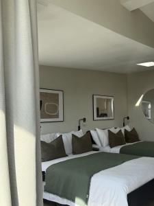 Park House Rooms - Sky TV and kitchenette في أبردين: غرفة نوم بها سريرين في الغرفة