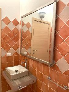 O baie la Villa La Dolce Vista & Jacuzzi +34 fotografii