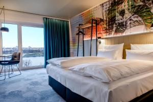Un pat sau paturi într-o cameră la Motel One Wien-Donau City