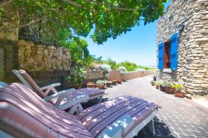 een groep loungestoelen op een patio bij Blombossie in Arniston