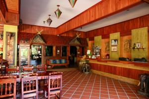 منتجع بان فانيدا غاردن في شاطئ كارون: مطعم بجدران خشبية وطاولات وكراسي