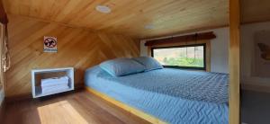 a bed in a small room with a window at Casa Villa de leyva in Sáchica