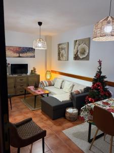 un soggiorno con divano e albero di Natale di Casa Rural Grazalema a Grazalema