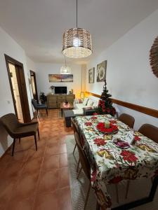 un soggiorno con tavolo e albero di Natale sopra di Casa Rural Grazalema a Grazalema