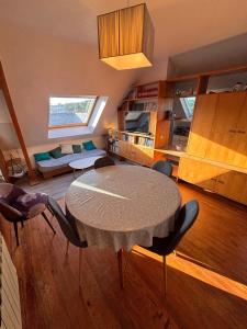 ein Esszimmer mit einem Tisch und Stühlen in einem Raum in der Unterkunft Ti Laja - nuage de coton 30m plage in La Baule-les-Pins