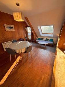 ein Wohnzimmer mit einem Tisch und einem Sofa in der Unterkunft Ti Laja - nuage de coton 30m plage in La Baule-les-Pins