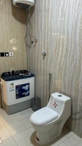 ein Bad mit einem WC und einem Herd in der Unterkunft شقق فخامة العاصمة in Riad