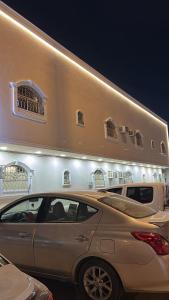 ein Auto, das vor einem Gebäude geparkt ist in der Unterkunft شقق فخامة العاصمة in Riad + 18 Fotos