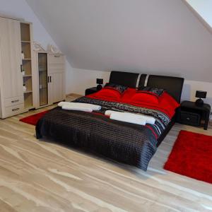 Ένα ή περισσότερα κρεβάτια σε δωμάτιο στο Dworek pod Jeżową Wodą