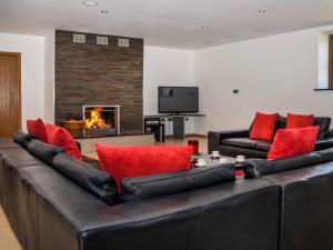 Una televisión o centro de entretenimiento en 5 Bed in South Tawton 73264