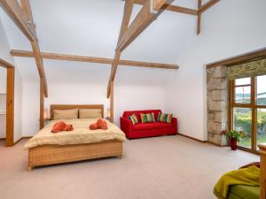 Una cama o camas en una habitación de 5 Bed in South Tawton 73264