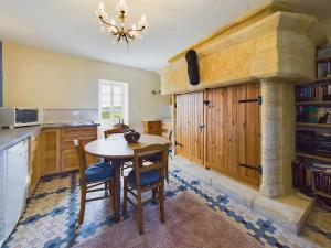 Kuchyň nebo kuchyňský kout v ubytování Tower Apartment Sarlat