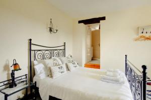 Postel nebo postele na pokoji v ubytování Tower Apartment Sarlat