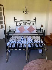 Postel nebo postele na pokoji v ubytování Tower Apartment Sarlat