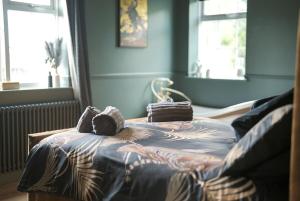 Una cama con un animal de peluche encima en una habitación. en The Machine House - Hot Tub - Outdoor Bar, en Ashby de la Zouch