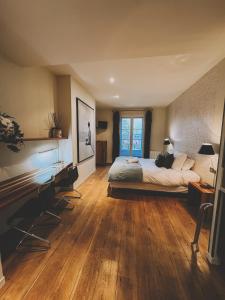 a large bedroom with a bed and wooden floors at La Villa Fleury - La Nacre in Limoges