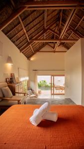 Una habitación de hotel con una cama con una toalla encima. en Irama Surf Villas, en Sekongkang Bawa 152 fotos más