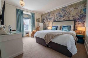 En eller flere senge i et værelse på Antrim House Guest Rooms & Suites