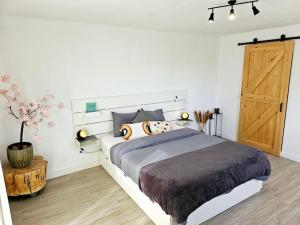 Ένα ή περισσότερα κρεβάτια σε δωμάτιο στο Villa Mika +15 φωτογραφίες