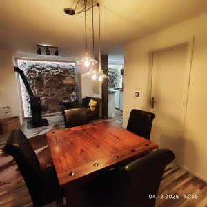 a dining room with a wooden table and chairs at Ferien im Kayserreich in Reichelsheim
