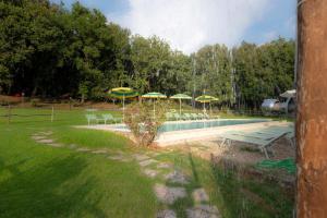En have udenfor Agriturismo Verniano Five Apartments with Panoramic Pool