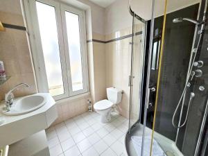 un bagno con doccia, WC e lavandino di LAYTON - A 2 min de la plage, du sillon et d'Intra muros ! a Saint Malo