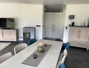 Η κουζίνα ή μικρή κουζίνα στο PurPlus Lodge +30 φωτογραφίες