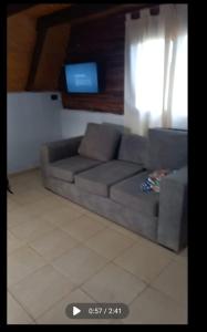 QuehuéLa Morena的客厅里有一张沙发和一台电视