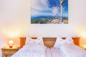 Postel nebo postele na pokoji v ubytování Ferienwohnung Alpspitze + 16 fotografií