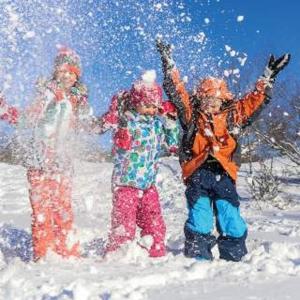 a group of people standing in the snow with their arms up at Berghaus Bergzyt - Apartment Älplersuite - im Ski und Wandergebiet in Linthal