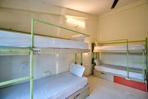 En eller flere køjesenge i et værelse på Green Wave Luxury Resort