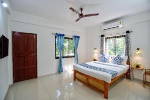 En eller flere senge i et værelse på Green Wave Luxury Resort