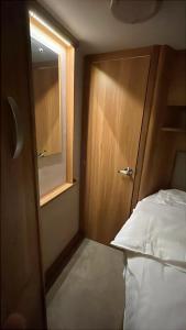 Postel nebo postele na pokoji v ubytování كرفان لحظة لقاء + 11 fotografií