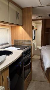 Postel nebo postele na pokoji v ubytování كرفان لحظة لقاء