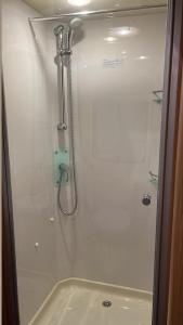 Koupelna v ubytování كرفان لحظة لقاء