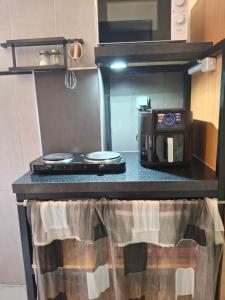 Η κουζίνα ή μικρή κουζίνα στο Le Bivouac du Maïdo Studio 3 +8 φωτογραφίες