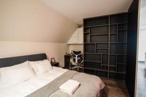 I&A Residence - Old Town في تالين: غرفة نوم بها سرير ورف كتب