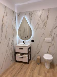 Un baño con un lavabo blanco y un espejo. en Elegant House, en Făgăraş 49 fotos más