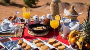 Jídlo v hotelu nebo okolí + 21 fotografií