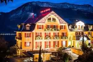 安锡Les Trésoms Lake and Spa Resort的一家以山为背景的酒店