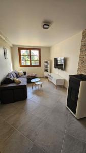 Μια τηλεόραση ή/και κέντρο ψυχαγωγίας στο Logement proche de l'autoroute et de Nigloland