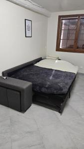 Ένα ή περισσότερα κρεβάτια σε δωμάτιο στο Logement proche de l'autoroute et de Nigloland