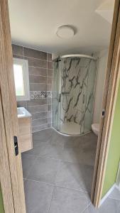 Ένα μπάνιο στο Logement proche de l'autoroute et de Nigloland